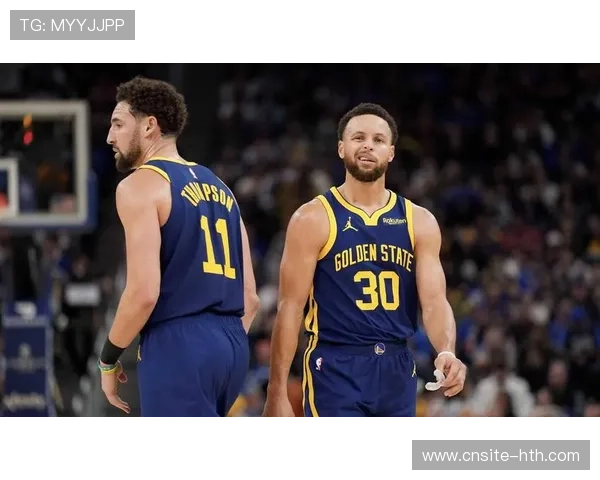 库里底角接汤普森传中三分入网，金州勇士反击战术奏效